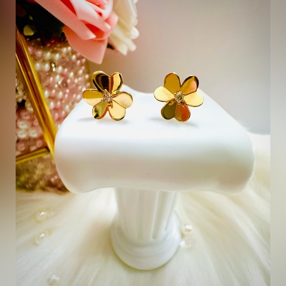 Jewelry - Flower Earrings.  💛 Real 18(18k) Karat Solid Gold Jewelry